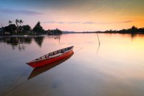 Barco ancorado na praia ao pôr do sol, Tuaran, Sabah, Malásia — Fotografia de Stock