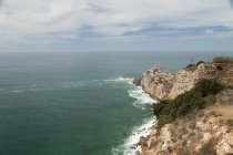 Vista panorámica de acantilados y faro, Nazare, Portugal - foto de stock