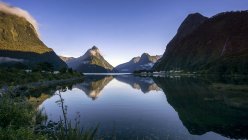 Réflexions de montagne dans Milford Sound, Île du Sud, Nouvelle-Zélande — Photo de stock