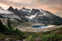 Mount Shuksan bei Sonnenaufgang, Norden Kaskaden Nationalpark, Washington, USA — Stockfoto