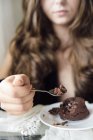 Gros plan de la femme qui mange un dessert au chocolat — Photo de stock