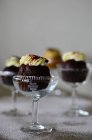 Шоколадный десерт со сливками, крупным планом на сером фоне — стоковое фото