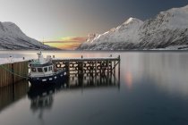 Мальовничим видом Аврора човні в фіорд поблизу Tromsa, Норвегія — стокове фото