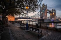 Живописный вид на Тауэрский мост на восходе солнца, Лондон, Англия, Великобритания — стоковое фото