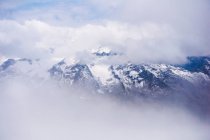 Nubes sobre nieve cubierto Monte Pilatus, Obwalden, Suiza - foto de stock