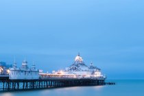 Vista panorámica de Eastbourne Pier al atardecer, East Sussex, Inglaterra, Reino Unido - foto de stock