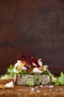 Leckeres Hähnchen-Sandwich mit Rote-Bete-Genuss vor verschwommenem Hintergrund — Stockfoto