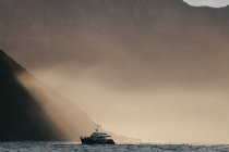 Vue panoramique de la silhouette du bateau d'excursion, Hout Bay, Cape Town, Afrique du Sud — Photo de stock