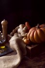 Calabaza, jengibre, aceite de oliva, cebollas y condimentos en madera - foto de stock