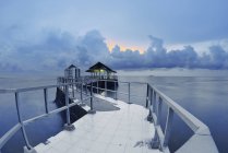 Vista panoramica del molo al tramonto, Indonesia — Foto stock