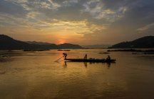 Силует двоє рибалок в човні по річці Меконг, Таїланд — стокове фото