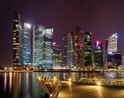 Vue panoramique sur les gratte-ciel illuminés la nuit, Marina Bay, Singapour — Photo de stock