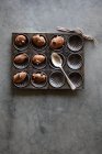 Mezcla de pastel de madeleine de chocolate en bandeja para hornear - foto de stock