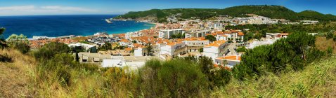 Panoramic view of town on seacoast, Sesimbra, Portugal — Stock Photo
