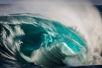 Erstaunliche Meereswirbelwelle mit Tropfen in der Luft — Stockfoto