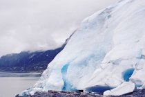 Прекрасный вид на большой ледник в Норвегии — стоковое фото