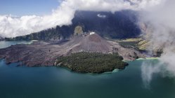 Vista panorámica del volcán Monte Rinjani, Lombok, Indonesia - foto de stock