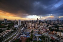 Мальовничий вид на міський горизонт під час бурі, Куала-Лумпур, Малайзія — стокове фото