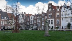 Vista panoramica di fila di case ad Amsterdam, Olanda — Foto stock