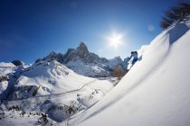 Uomo Sciare sulle piste invernali, Dolomiti, Italia — Foto stock