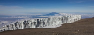 Vista panorámica del glaciar y el monte Meru desde la cima del monte Kilimanjaro, Tanzania - foto de stock