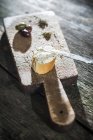 Брускетта з м'яким вершковим сиром та оливками на дошці — стокове фото