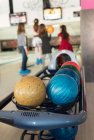Vue rapprochée de boules de bowling avec quatre filles sur fond — Photo de stock