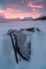 Salida del sol sobre el lago congelado de Tornetrask en Laponia Ártico, Laponia, Suecia - foto de stock