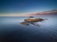 Vue lointaine de l'île de ballycotton avec phare, Cork, Irlande — Photo de stock