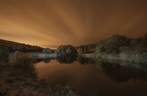 Paysage majestueux avec étang au crépuscule, Guendulain, Comunidad Foral de Navarra, Navarre, Espagne — Photo de stock
