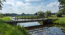 Мальовничий вид на мосту під воду каналу, з'єднанням, Overijssel, Голландія — стокове фото
