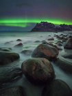 Luces boreales en la playa de Uttakleiv, Islas Lofoten, Noruega - foto de stock