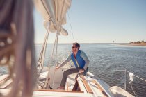 Uomo a vela in barca a vela, Florida, America, Stati Uniti — Foto stock