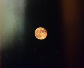 Vista panorámica de la luna en el cielo nocturno - foto de stock