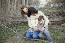 Madre si diverte con i bambini al parco — Foto stock