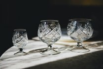 Primo piano vista di tre bicchieri di cristallo — Foto stock
