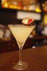Крупним планом смачний коктейль з фруктами пристрасті на барній стійці — стокове фото
