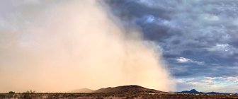 Vista panorámica de la tormenta de arena, Arizona, EE.UU. - foto de stock