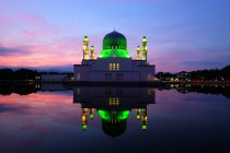 Mesquita flutuante à noite, cidade de Kota Kinabalu, Sabah, Malásia — Fotografia de Stock