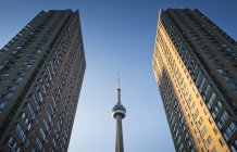 Vue en angle bas de la Tour CN encadrée entre deux gratte-ciel, Toronto, Ontario, Canada — Photo de stock