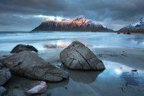 Noruega, Lofoten, Flakstadoya, bela praia de skagsanden rochosa — Fotografia de Stock