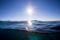 Vue panoramique sur le soleil qui brille sur l'océan — Photo de stock