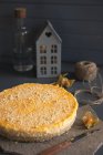 Gâteau au citron frais et savoureux fait maison et couteau sur la table — Photo de stock