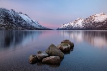 Прекрасний вид на озеро Ersfjordbotn поблизу Тромсе, Норвегія — стокове фото