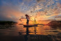 Людина, що риболовля на річці Меконг, Nong Khai — провінція Таїланду — стокове фото