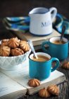 Caffè e biscotti su un tavolo con libro d'epoca — Foto stock