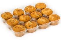 Vassoio di muffin ai mirtilli su sfondo bianco — Foto stock