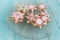 Close-up of a plate of snowflake and star shaped cookies — Stock Photo