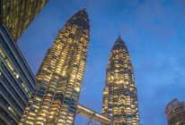 Vista panorámica de las Torres Gemelas Petronas por la noche, Kuala Lumpur, Malasia - foto de stock