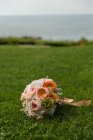 Живописный вид свадебного букета на траве — стоковое фото